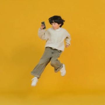 玩手机孩子如何度过合理健康的假期?