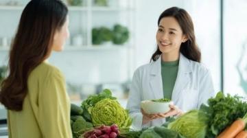 中医理论指导下的饮食方式,强调食物对人体健康的重要作用。