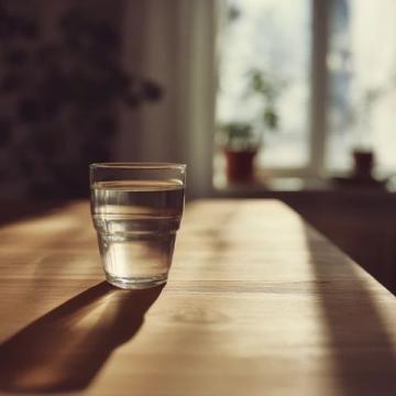 清晨第一杯水：温水还是凉水，哪种更养生？