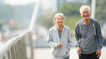 当我们谈论70岁以上的老人养生,散步和慢跑哪个更好