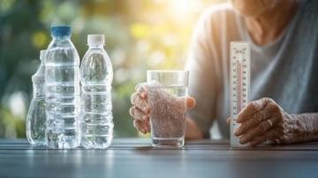 早晨起床后选择喝温水还是凉水，主要取决于个人体质和健康需求