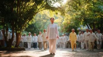 中医运动养生:太极拳、八段锦、五禽戏、易筋经、六字诀等5招助您健康平衡