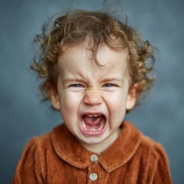 孩子容易生气可能是因为缺乏肯定,家长该如何应对?
