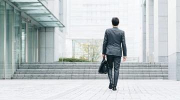 工作重要还是健康最重要在快节奏的现代社会中,"工作与健康孰轻孰重"是一个需要