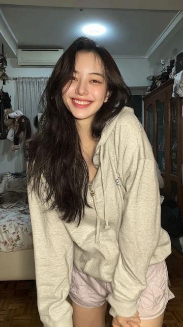 李嘉欣携子漫步，运动风潮不减，筷子腿吸睛眼球，近期动态