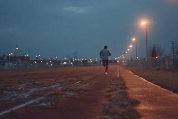晨跑还是夜跑？空腹运动与饭后运动的优缺点分析