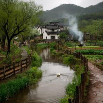 江西宜春温汤镇,非常适合老年人养老,休闲养生的好地方,一个青山绿水环绕的小镇