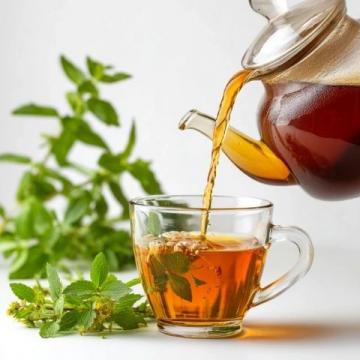 养生茶是一种结合了中草药和天然植物材料的茶饮品,它通过不同的成分和配方