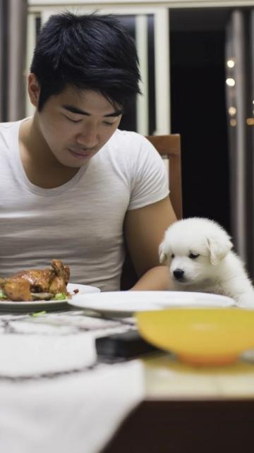 年轻人应从小事做起,养成良好习惯,如合理饮食、定期锻炼、睡眠充足等。