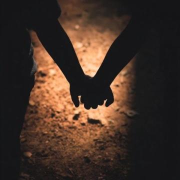 安全型依恋:儿童的心理基础与成年后的关系亲和力