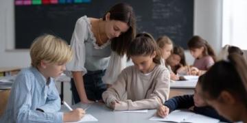 小学美术教学中渗透心理健康教育策略研究(美术教学心理健康教育)