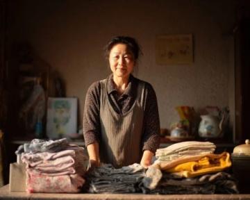 河南新乡女子秘密筹备73岁破坎仪式,温馨致敬父亲人生里程碑