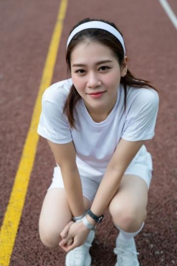 女子试着穿上艾灸鞋一分钟后全身感到温暖舒适且有益健康