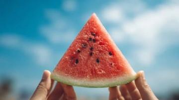 炎夏老人吃水果有讲究:三宜三忌助健康度夏