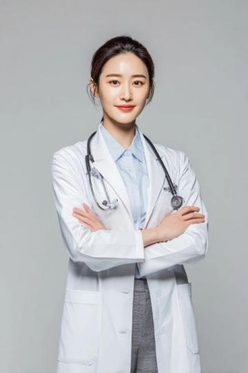 当神仙姐姐扶腰走出中医馆，我终于看清了娱乐圈最残酷的真相：演员也是被折磨的“打工人”。