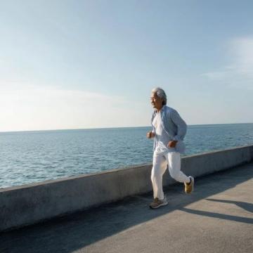 夏季高温来袭，老人健康管理须知：适度运动与防暑降温至关重要
