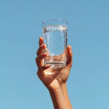 一杯水、一滴希望:了解日常饮水对身体健康的影响