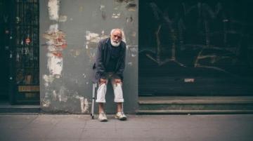 科学防摔：老年人跌倒危害及预防策略