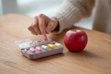 什么是养生？如何通过生活方式、饮食习惯和心理调节来维护健康？