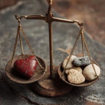 人生的本质是一场平衡的艺术，金钱与健康并非非此即彼的选择题