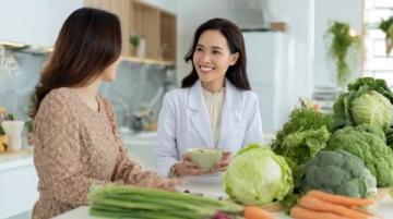 食疗养生是利用食物的特性来调节机体功能，使其获得健康或愈疾防病的一种养生方法