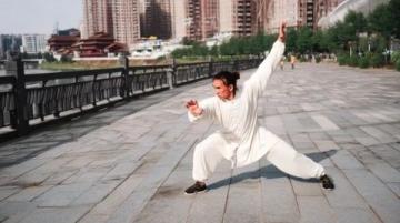 中医教你「足尖上的养生法」:三个抬脚动作,能调脾胃、养肾阳、清头目?