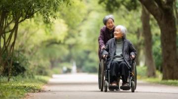 科学防摔：老年人跌倒危害及预防策略