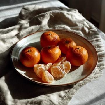 家里有很多去年冬天存下来的橘子皮，干橘子皮（即陈皮）在日常生活中和饮食中也有许多