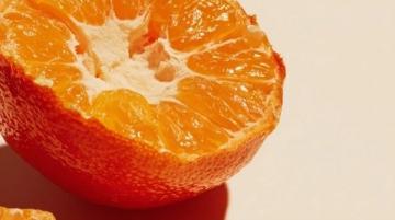 家里有很多去年冬天存下来的橘子皮，干橘子皮（即陈皮）在日常生活中和饮食中也有许多