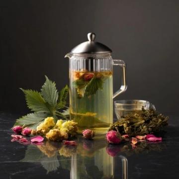 养生茶是一种结合了中草药和天然植物材料的茶饮品,它通过不同的成分和配方