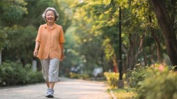 76岁柔韧婆婆的活力人生:压腿似少年,养生有诀窍
