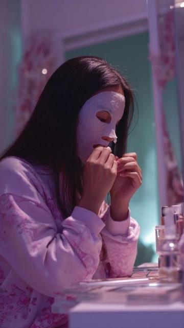 当代年轻人中流行的熬夜敷面膜蹦迪戴护膝等相互矛盾的养生行为
