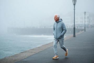 65岁老人跑步前的热身运动