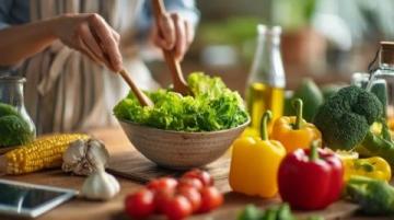 食疗养生是根据不同体质、季节和健康状况,通过合理饮食来维护健康、预防疾病的方法