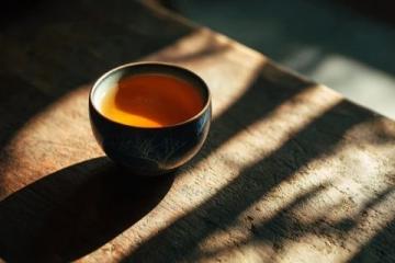 秋季养生的秘密武器:一杯润肺安神茶——探索最适合秋天的草本茶配方,让你的身体和肌肤在这个季节焕发健康光泽!