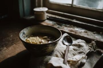家常菌菇养身汤:适宜老年人的菌菇食谱