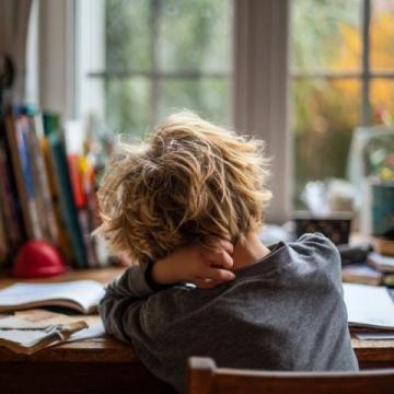 孩子的心理健康比考上名牌大学更重要:避免心灵重担成现实